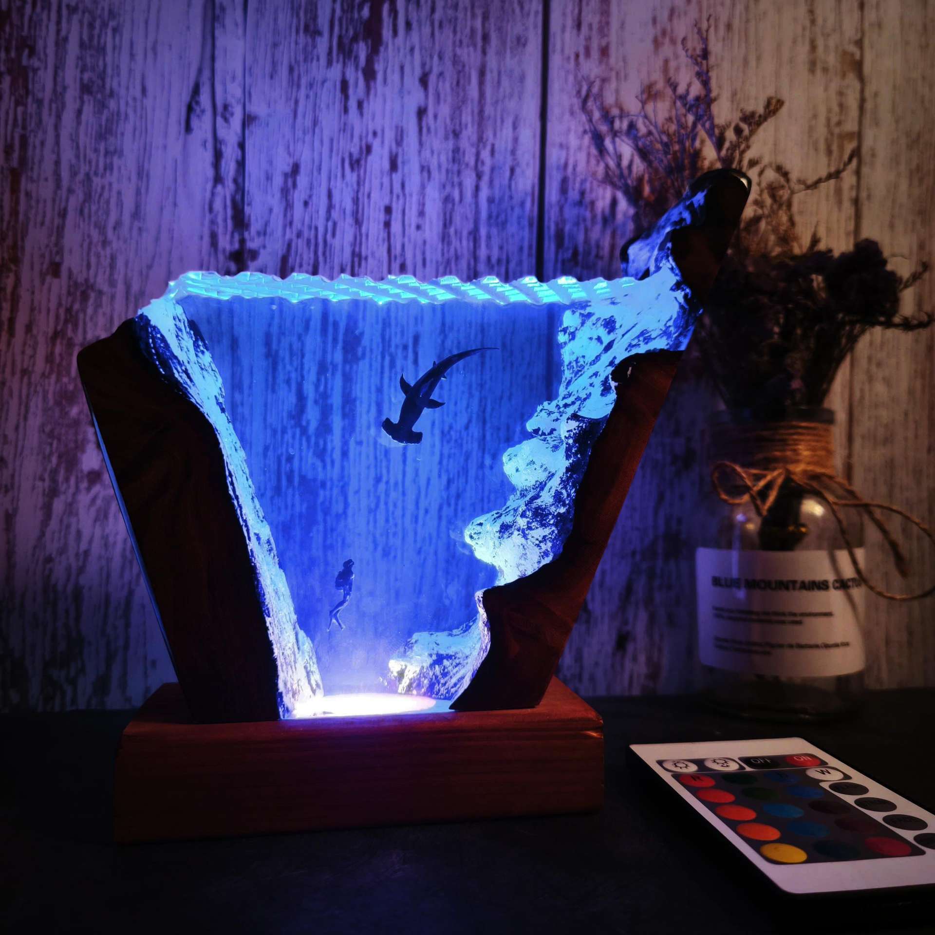 Resin Art And Wood - زينة مضيئة على شكل سمكة قرش